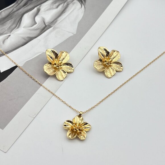 Jewelry - Gold Flower Necklace and Earrings Set Vintage Elegant Jewelry